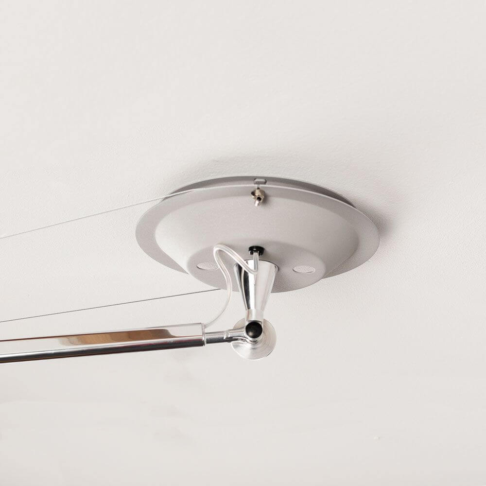 Artemide Tolomeo Decentrata Pendelleuchte Deckenanschluss mit modernem Design und eleganten Metalldetails.