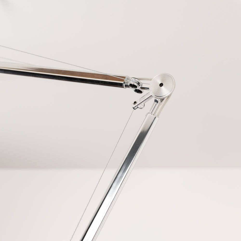 Detailansicht der Artemide Tolomeo Decentrata Pendelleuchte mit elegantem Scharnier und modernen Design.