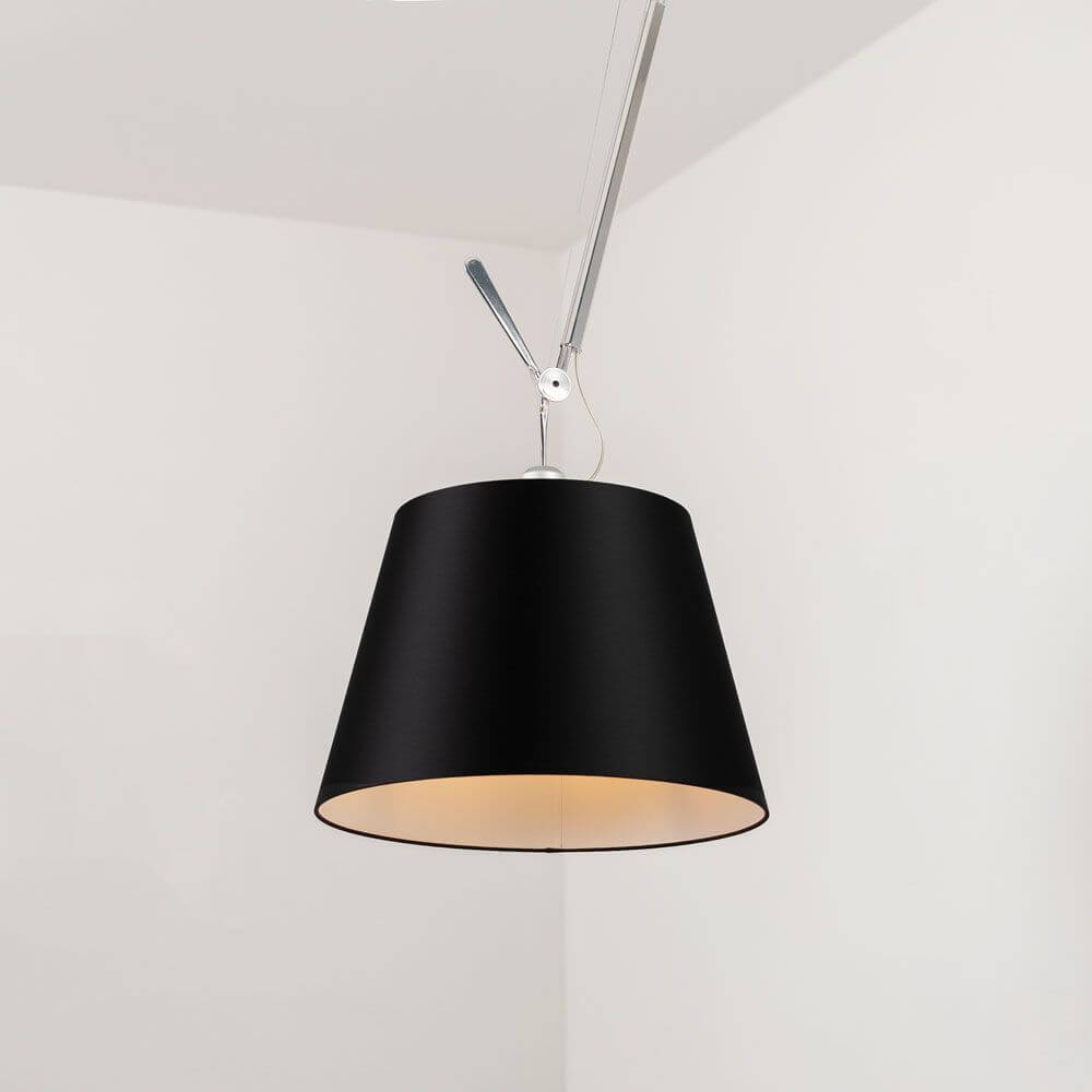 Artemide Tolomeo Decentrata Pendelleuchte mit schwarzem Schirm, ideal für Esstische und Arbeitsflächen.