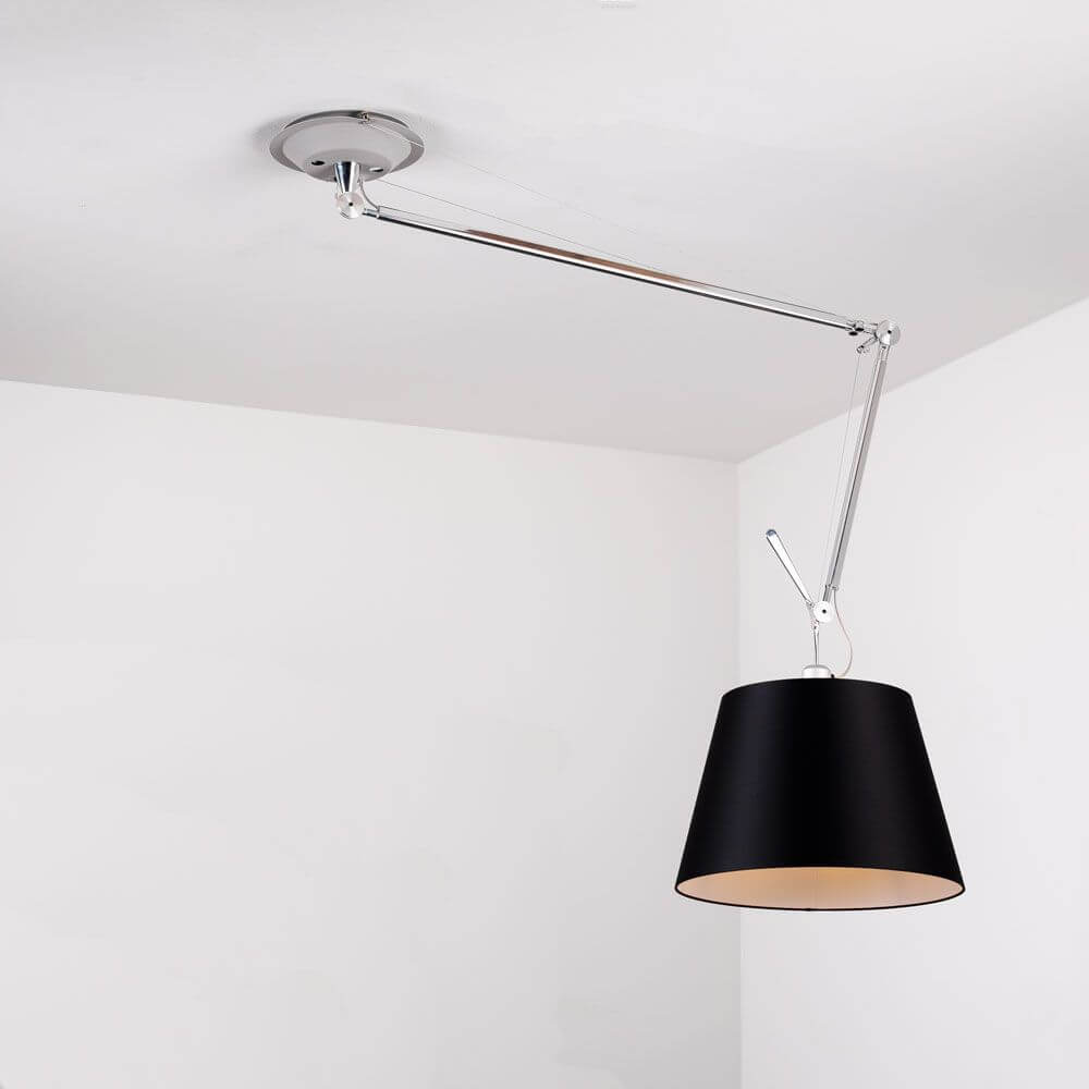 Artemide Tolomeo Decentrata Pendelleuchte mit schwarzem Schirm und verstellbarem Arm.