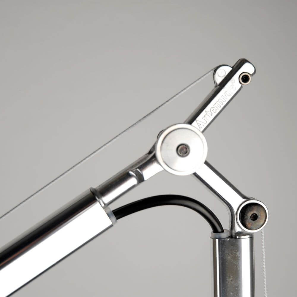 Artemide Tolomeo Lettura Stehlampe mit LED-Leuchtmittel Dimmbar: Detailaufnahme des flexiblen Federzugsystems.