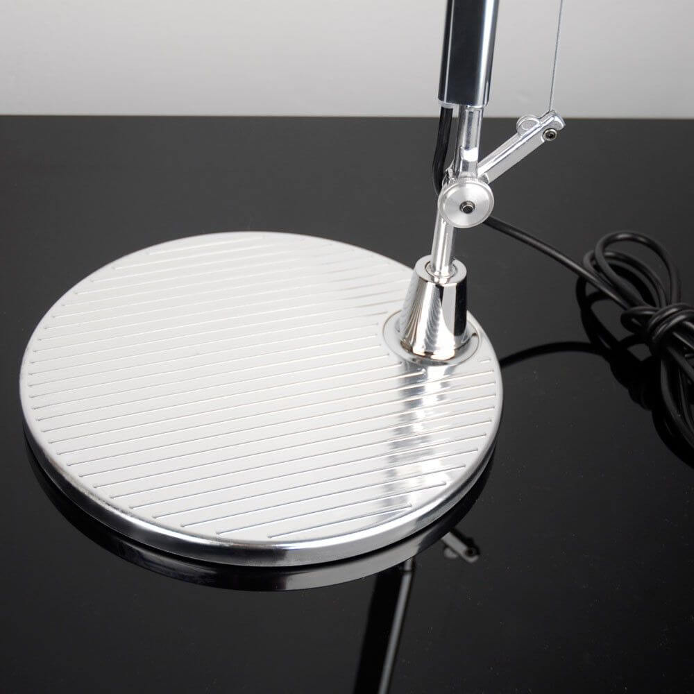 Artemide Tolomeo Lettura Stehlampe mit LED-Leuchtmittel Dimmbar - Blick auf den stabilen, runden Lampenfuß.