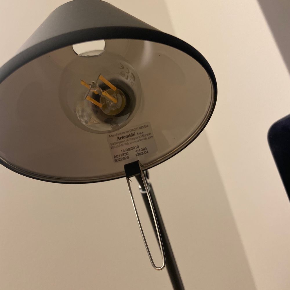 Artemide Tolomeo Micro Tischlampe mit mattem und glänzendem Lampenschirm, elegantes Design und moderne Beleuchtung.
