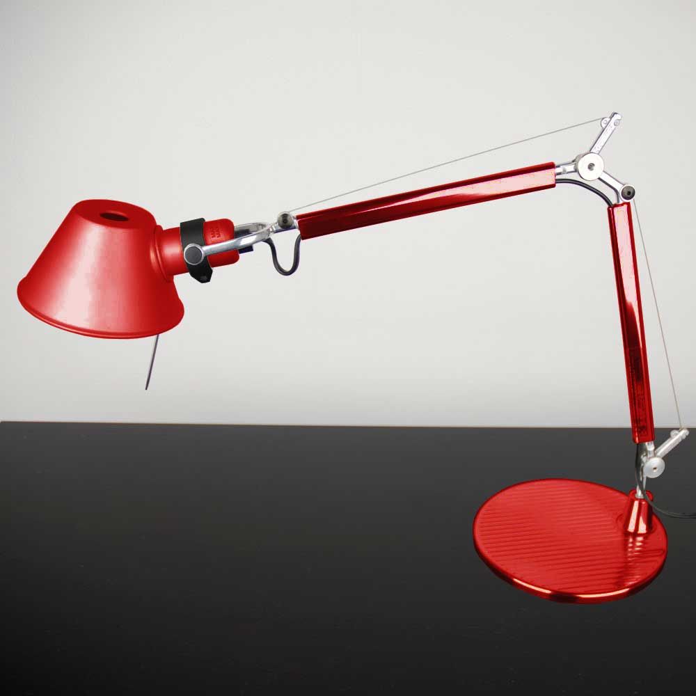 Artemide Tolomeo Micro Tischlampe in Rot mit elegantem Design und verstellbarem Arm, auf einem Tisch platziert.