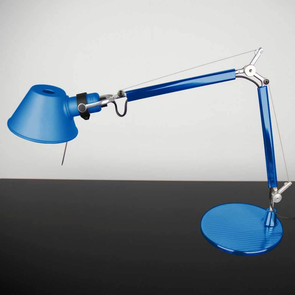 Artemide Tolomeo Micro Tischlampe in Blau mit elegantem Design und flexibler Armstruktur.