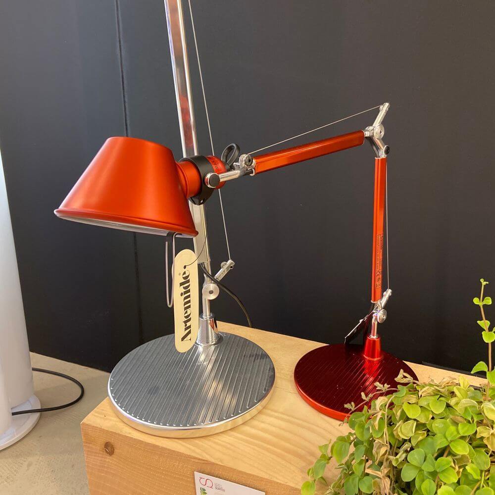 Artemide Tolomeo Micro Tischlampe in Rot, elegante Designlampe mit glänzender und mattschwarzer Oberfläche.