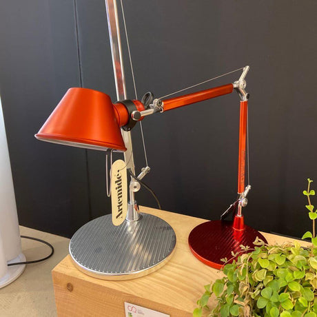 Artemide Tolomeo Micro Tischlampe in Rot, elegante Designlampe mit glänzender und mattschwarzer Oberfläche.