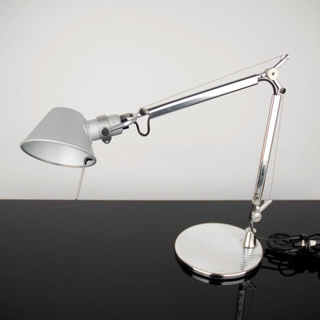 Artemide Tolomeo Micro Tischlampe in Silber, kompakte Design-Tischleuchte mit flexiblem Arm und elegantem Fuß