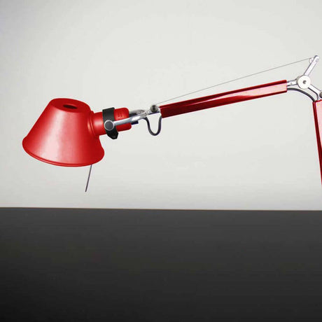 Artemide Tolomeo Micro Tischlampe rot mit Klemme, verstellbarer Arm, Seitenansicht