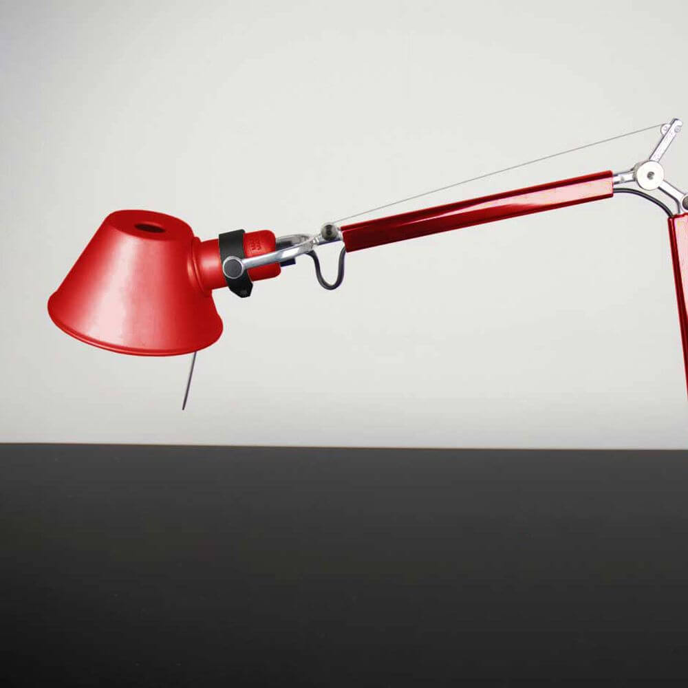 Artemide Tolomeo Micro Wandleuchte schwenkbar in Rot mit schwenkbarem Arm und modernem Design.