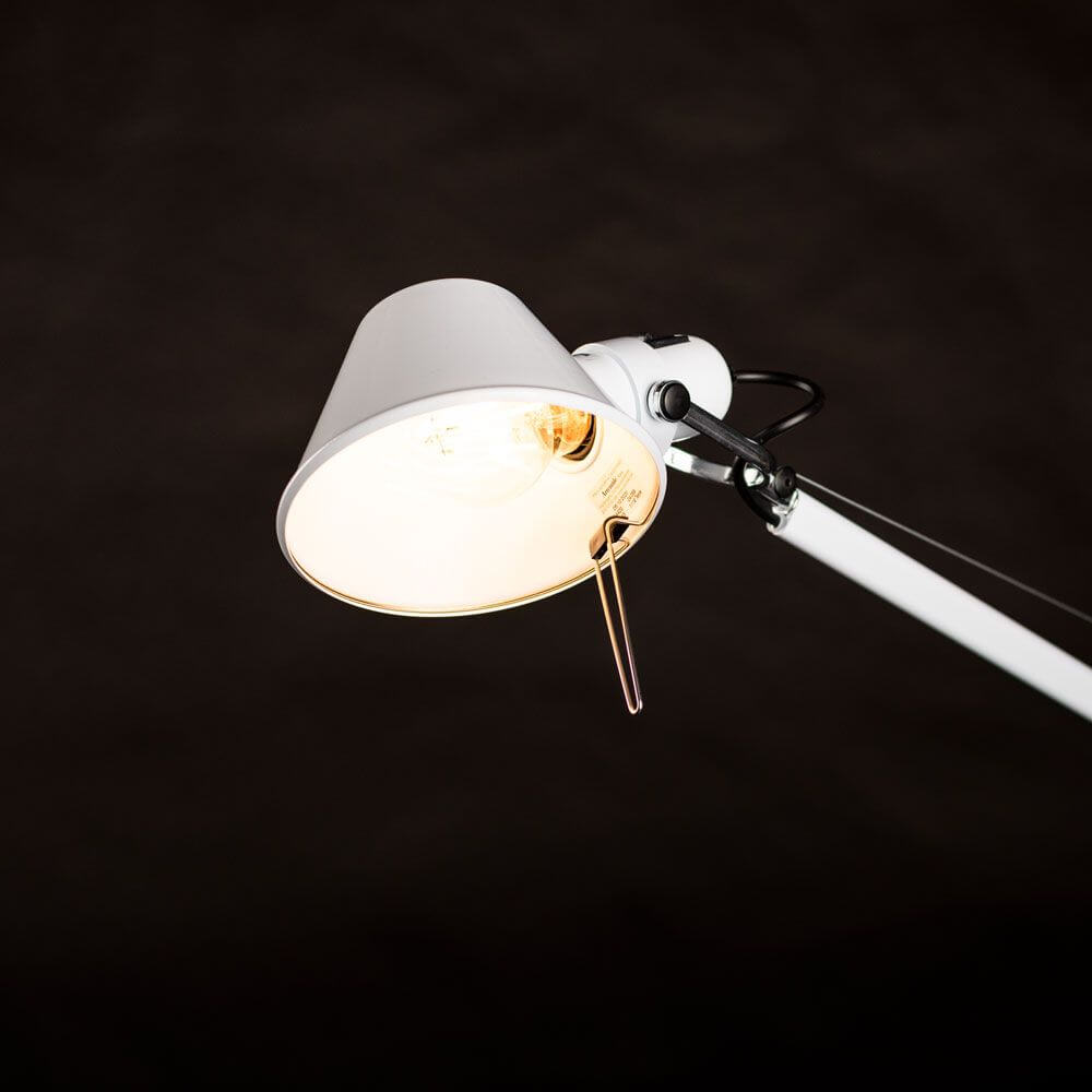 Artemide Tolomeo Parete Wandleuchte - flexible Wandlampe mit weißem Lampenschirm und Aluminiumstruktur.