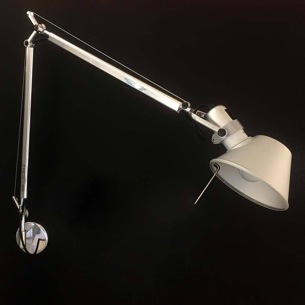 Artemide Tolomeo Parete Wandleuchte mit flexibler Doppelarm-Struktur aus Aluminium.