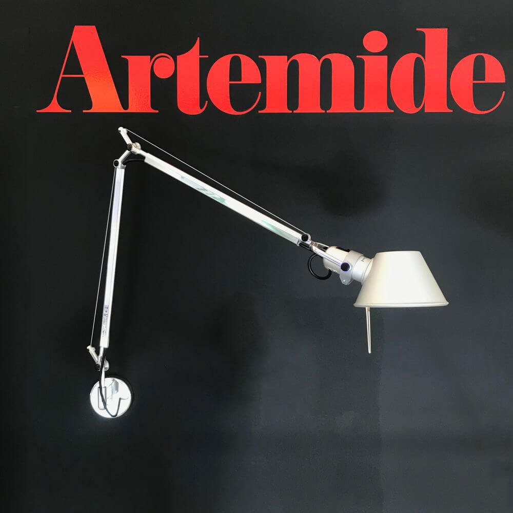 Artemide Tolomeo Parete Wandleuchte mit flexiblem Doppelarm und elegantem Schirm auf schwarzem Hintergrund.