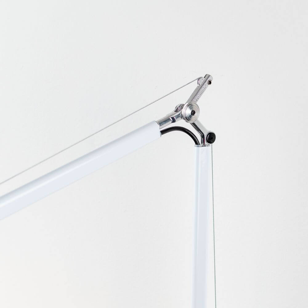 Detailansicht der Artemide Tolomeo Parete Wandleuchte mit flexibler Doppelarm-Struktur und Aluminium.