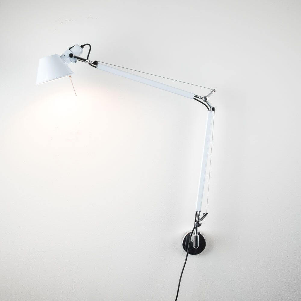 Artemide Tolomeo Parete Wandleuchte mit flexibler Doppelarm-Struktur aus Aluminium an der Wand installiert.