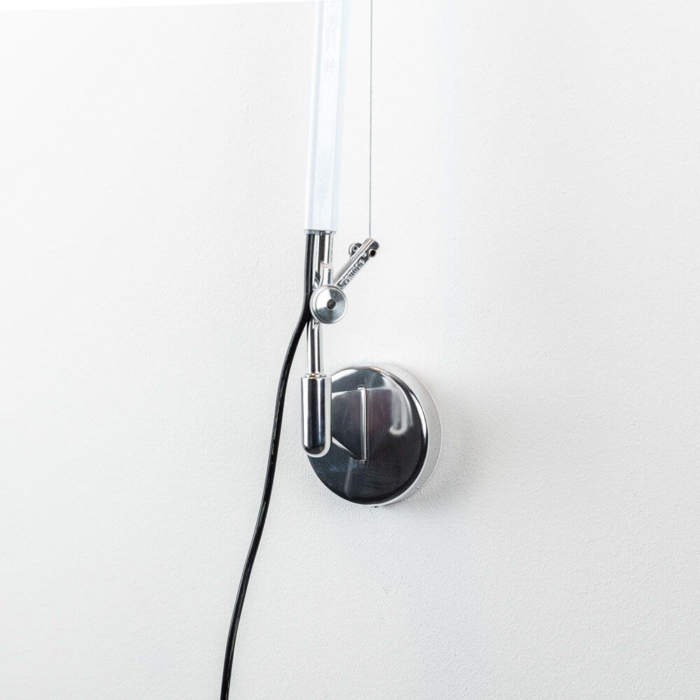 Artemide Tolomeo Parete Wandleuchte mit LED-Leuchtmittel Dimmbar an einer Wand montiert.