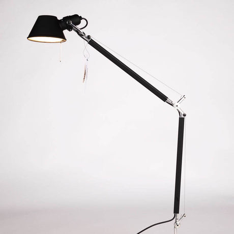 Artemide Tolomeo Tavolo Schreibtischleuchte, schwarzer Lampenschirm, verstellbare Gelenkarm-Konstruktion, Seitenansicht