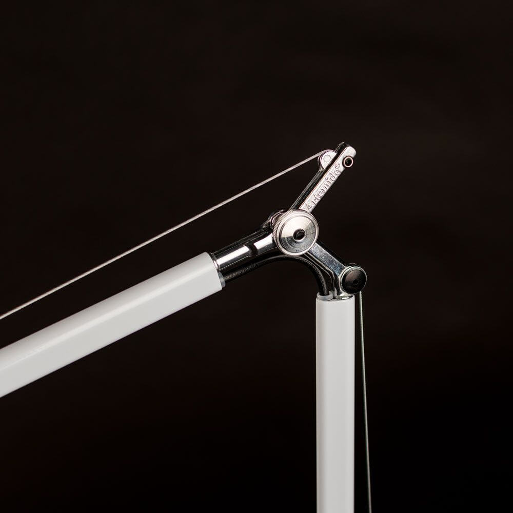Detailansicht der Artemide Tolomeo Tavolo Tischleuchte mit Aluminiumstruktur und funktionalem Design.