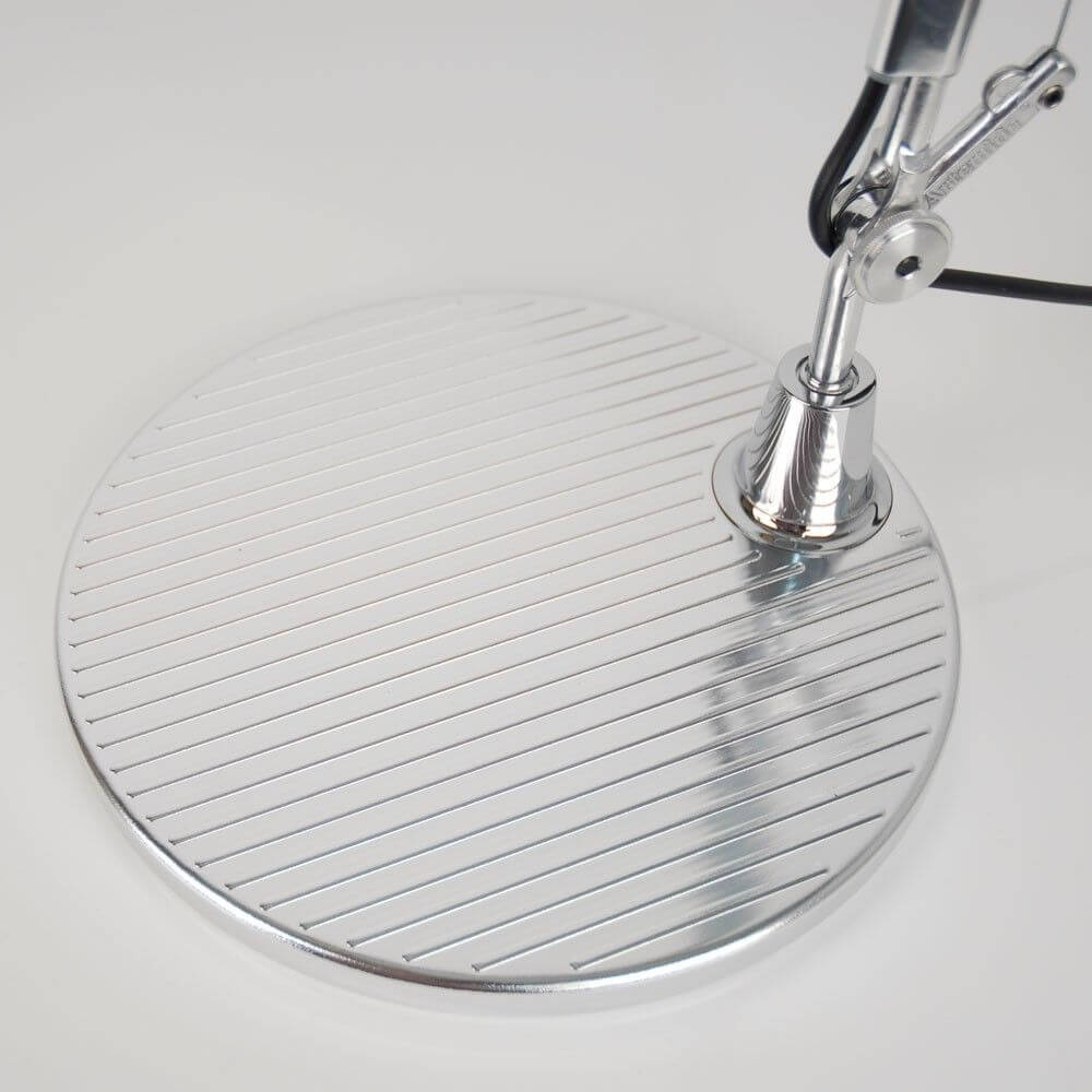 Detailansicht der silbernen Basis der Artemide Tolomeo Tavolo Tischleuchte mit Rillenmuster.