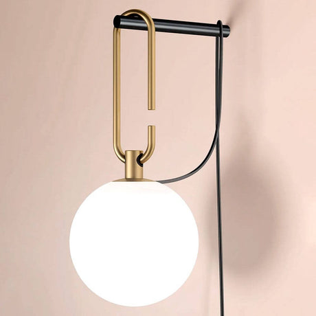 Artemide Nh Parete Messing, Schwarz - elegante Wandleuchte mit weißer Glaskugel und Messing-Halterung.