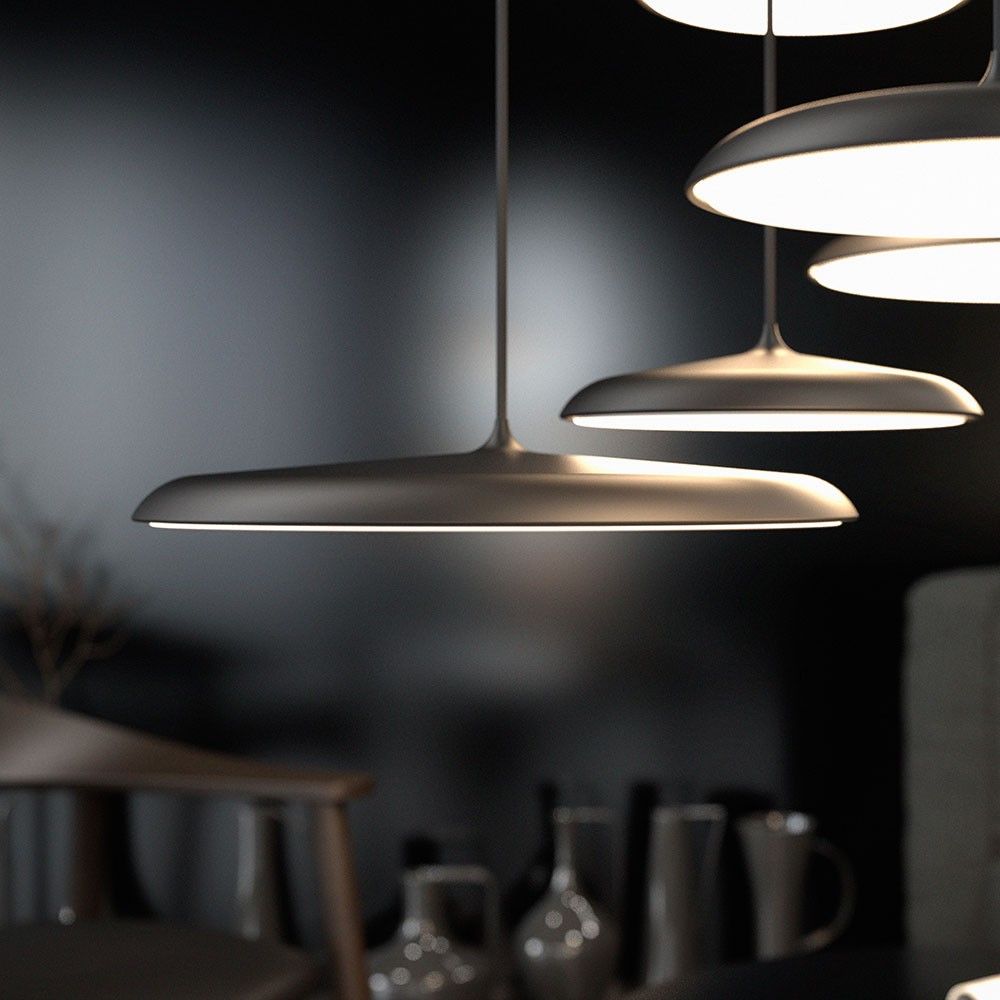 Artist 25 LED Pendelleuchte Ø 25cm Dimmbar Schwarz an einer modernen Decke