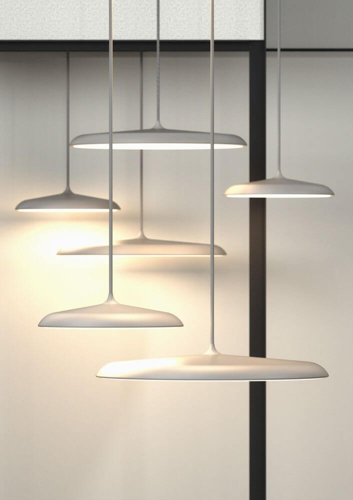 Artist 25 LED Pendelleuchte in modernem Design, hängend unter einer Decke.