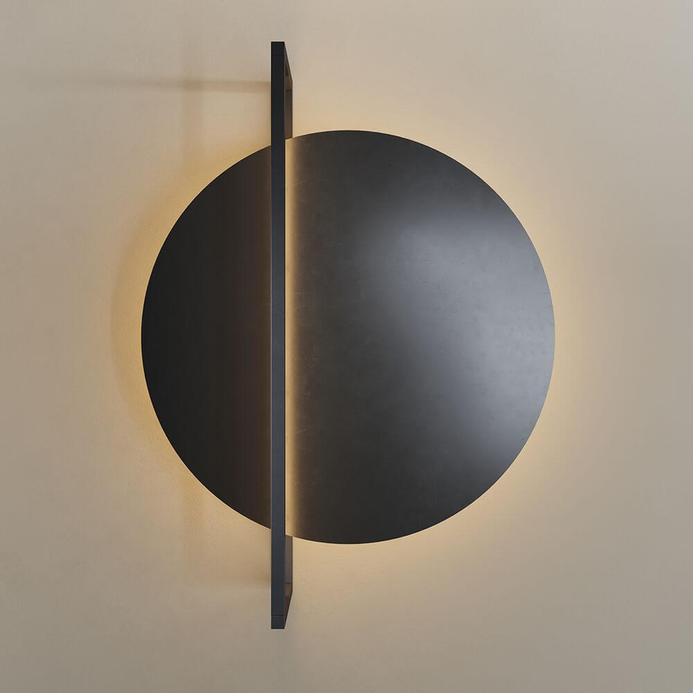 s.luce Artus LED Wandleuchte & Deckenlampe modernes Design in Schwarz, runde flache Form mit LED-Hintergrundbeleuchtung.