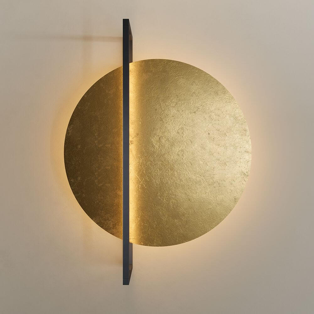 s.luce Artus LED Wandleuchte & Deckenlampe mit goldfarbenem, runder Oberfläche und modernem Design.