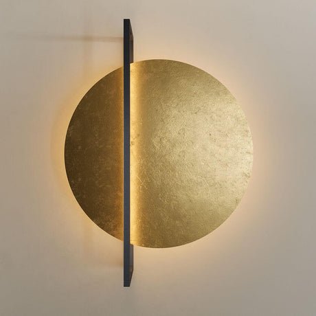 s.luce Artus LED-vegglampe & taklampe med gyllen, rund lysflate og moderne design.
