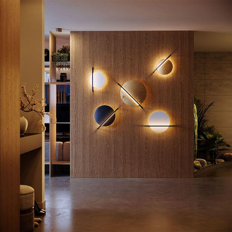 s.luce Artus LED-vegglampe & taklampe på en vegg i tre med runde lyskilder og moderne design