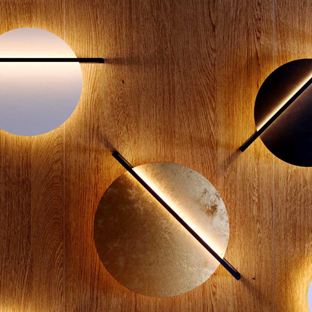 s.luce Artus LED Wandleuchte & Deckenlampe in modernem Design auf Holzuntergrund.