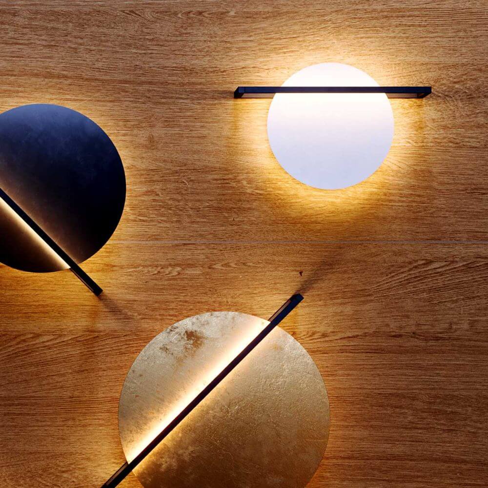 Moderne Wandlampen in kreisförmigem Design auf einem Holzuntergrund, mit warmem Licht und stilvollem Look.