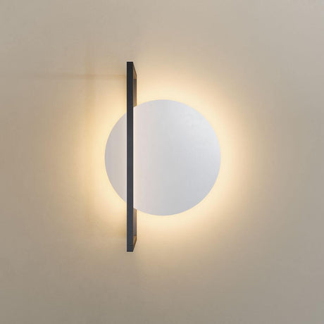 s.luce Artus LED-vegglampe & taklampe med unikt, moderne design i form av en rund, flat lampe.