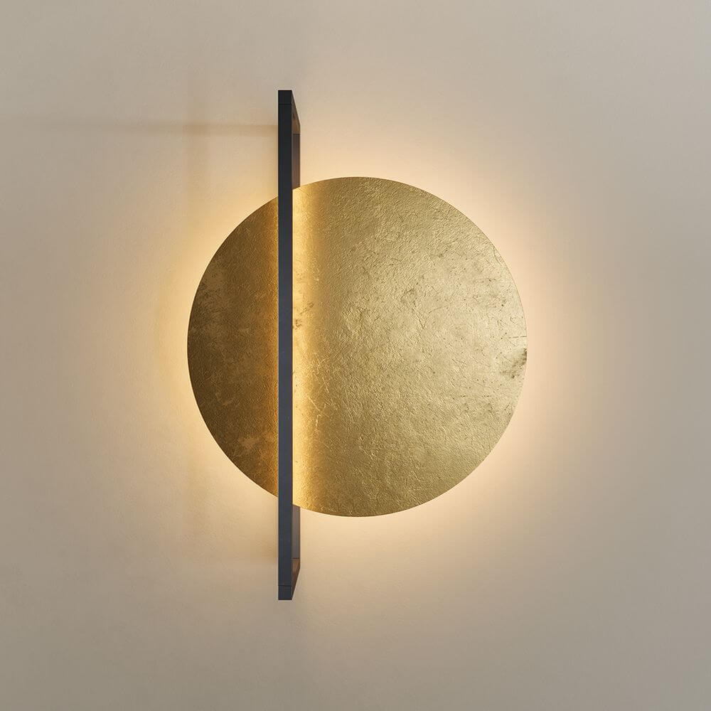 s.luce Artus LED Wandleuchte & Deckenlampe in goldener, runder Form mit flachem Design und warmem Licht.