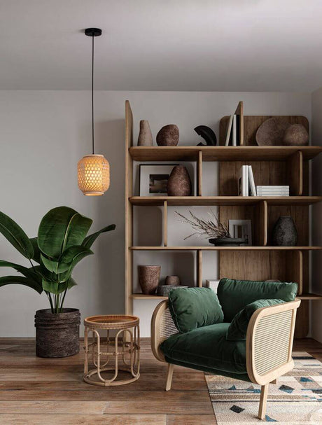 Asma Pendelleuchte Ø 20cm aus Rattan im Ethno-Chic über grünem Sessel in modernem Wohnraum
