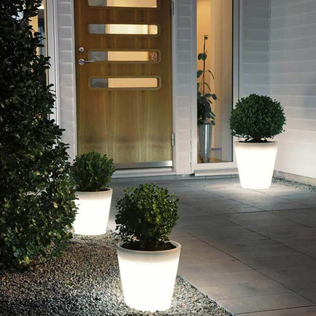 Assisi LED planter illuminates the entrance area for a welcoming look.