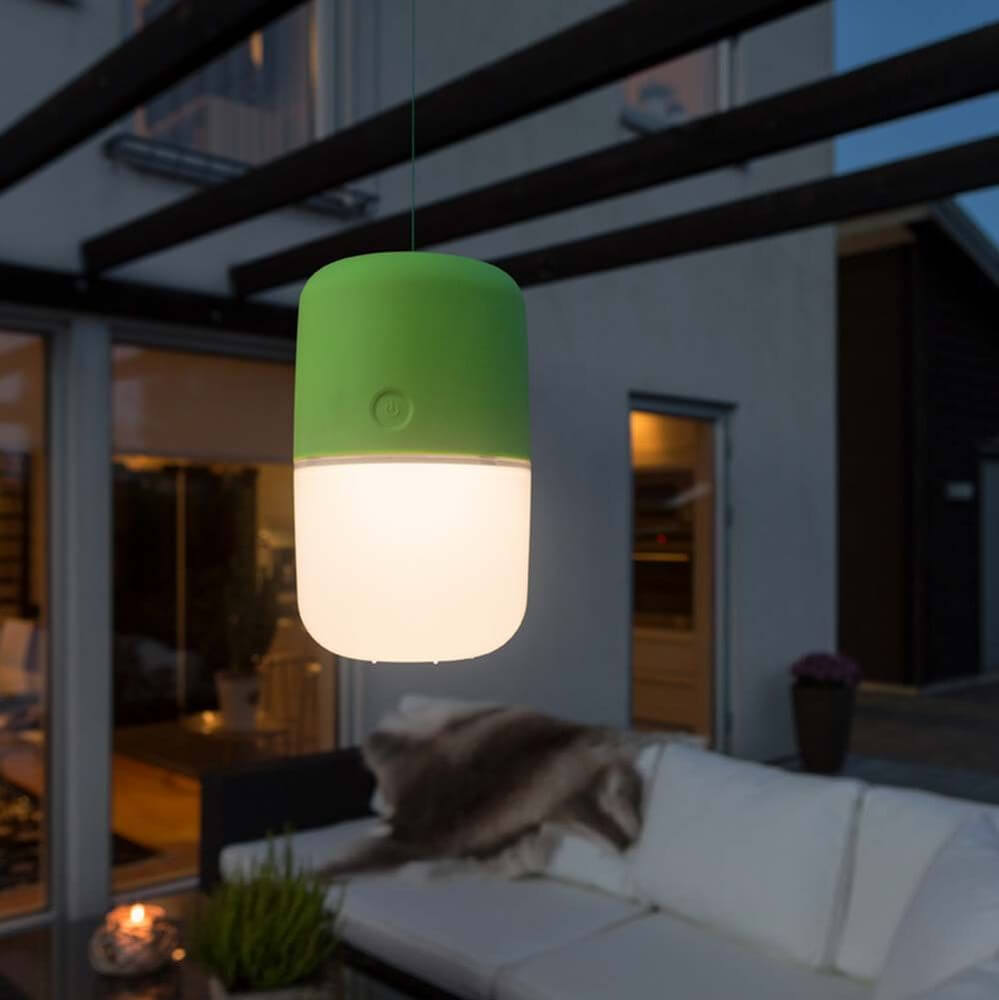 Assisi Solar LED Leuchte zum Hängen oder Hinstellen Grün im Freien bei Nacht, ideal für Gartenbeleuchtung.