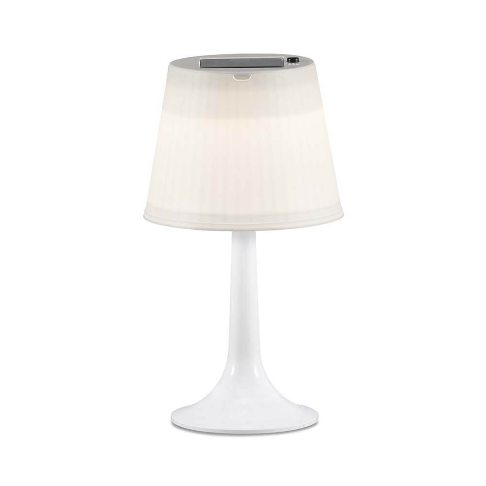 Solar LED Tischleuchte Assisi Weiß auf einem weißen Tisch im Garten, modern und wetterfest.