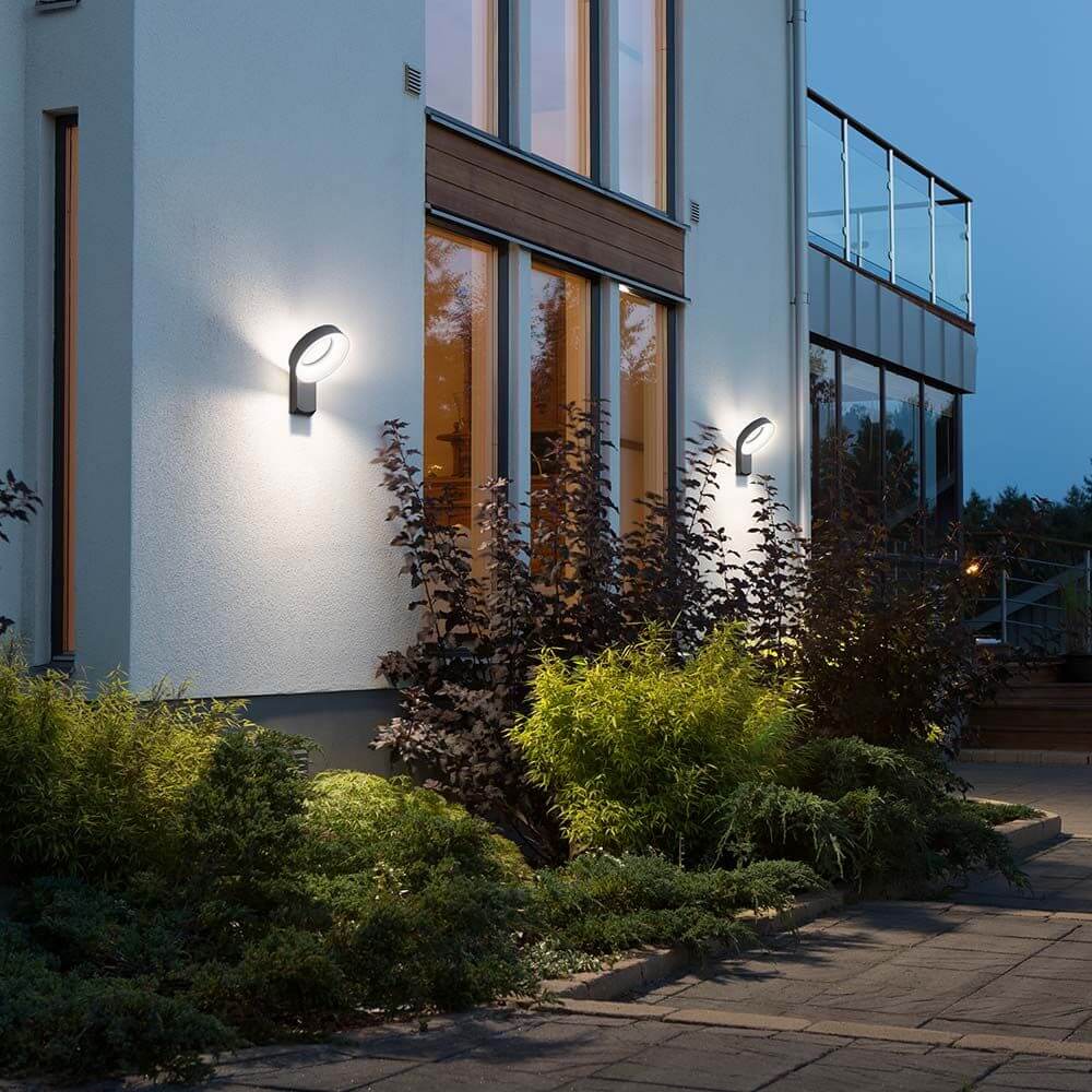 Asti LED Außen-Wandleuchte 1400lm , 5000K Anthrazit, opales Acrylglas an einem modernen Haus im Freien.