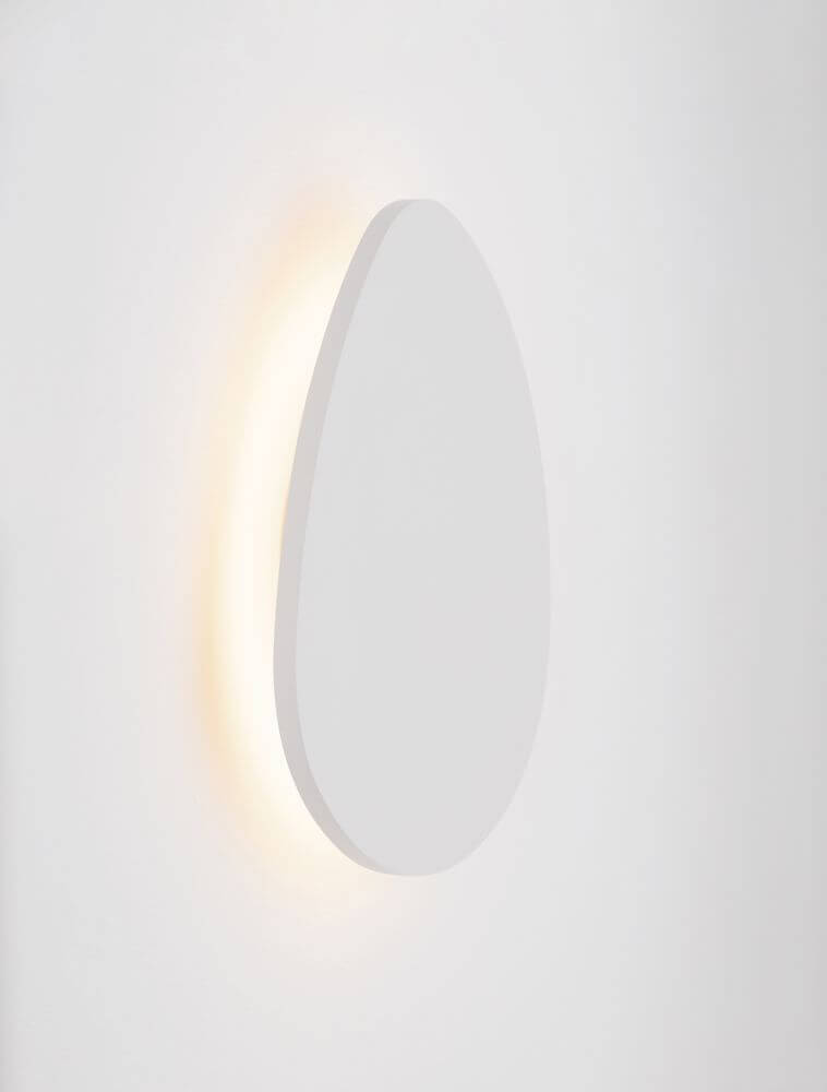 Atena LED Wandleuchte 3000K Weiß an einer Wand, zeigt modernes und elegantes Design.