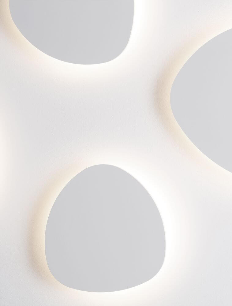Atena LED Wandleuchte 3000K Weiß mit einzigartigem Design und sanfter Beleuchtung an einer Wand.