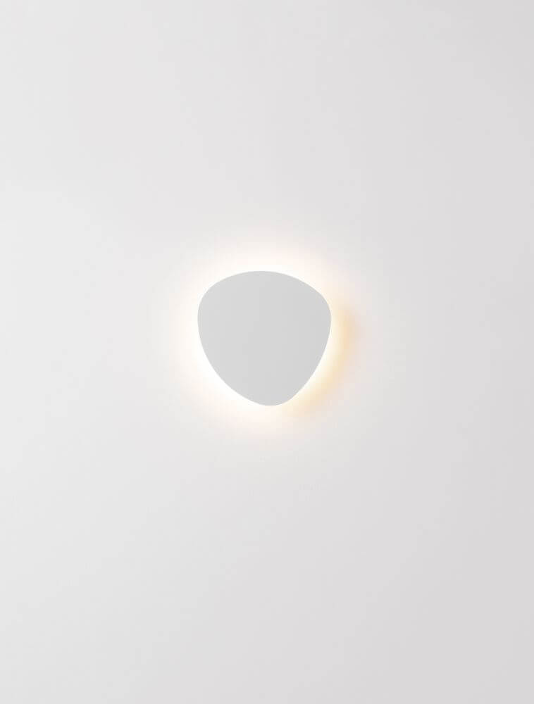 Atena LED Wandleuchte 3000K Weiß an Wand montiert, modernes Design mit warmem Licht.