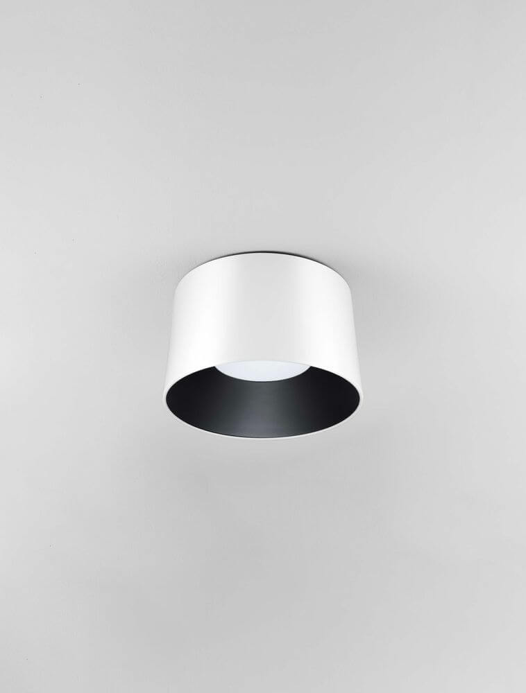 Atil LED Deckenleuchte Ø 35cm 3000K in modernem Design mit weißem Gehäuse und schwarzer Innenseite.