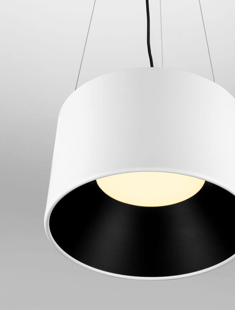 Atil LED Pendelleuchte 3000K in modernem skandinavischen Design mit weißer und schwarzer Oberfläche.