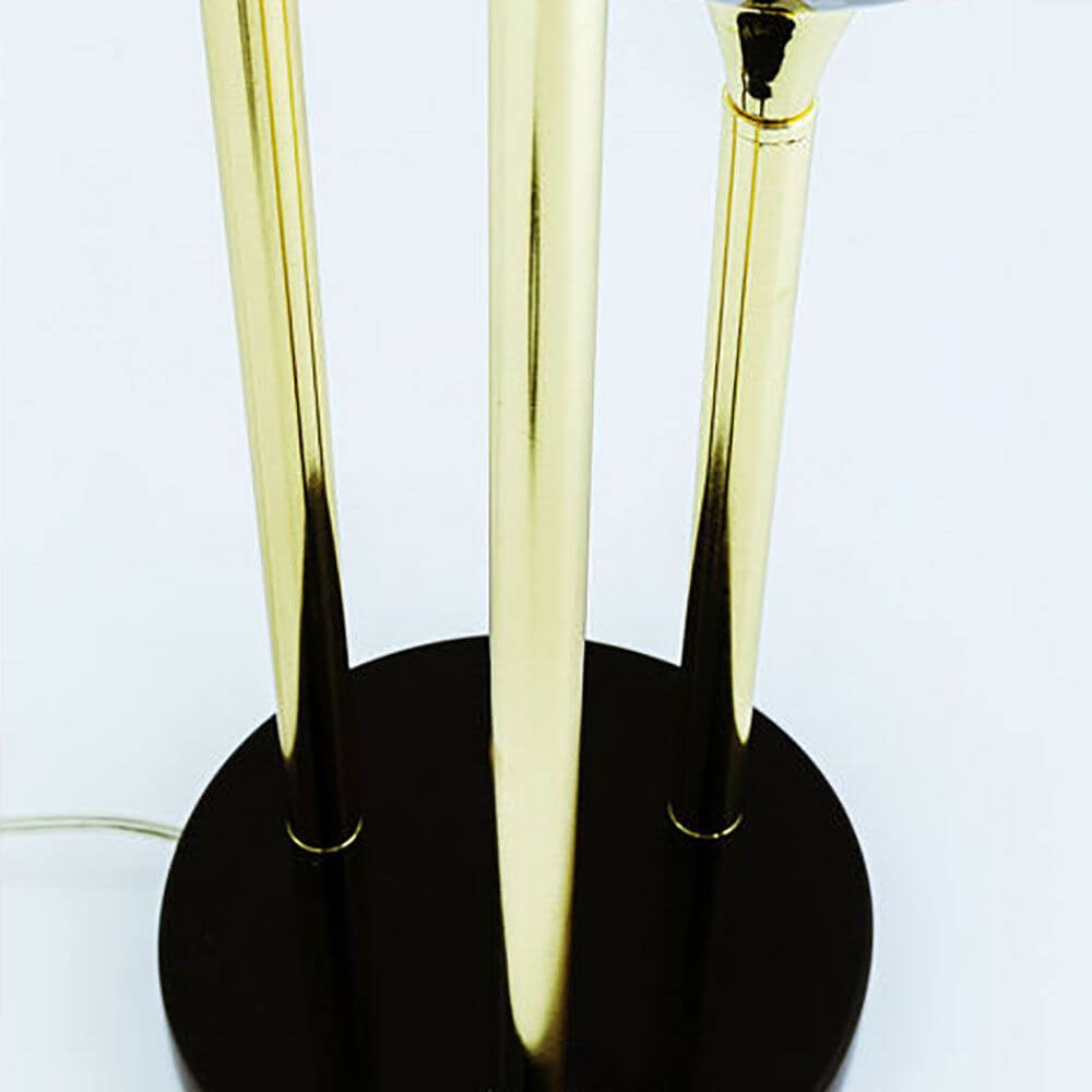 Tischleuchte Al Capone Tre 82,5cm mit goldenen Beinen und schwarzem Lampensockel.