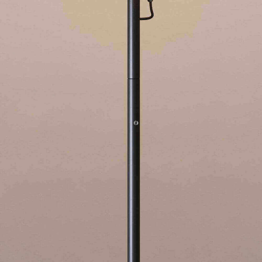 Schwarzer Kleiderständer vor neutralem Hintergrund, ideal für moderne Innenräume.