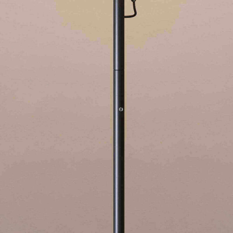 Schwarzer Kleiderständer vor neutralem Hintergrund, ideal für moderne Innenräume.