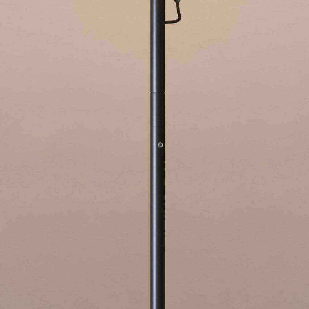 Schwarzer Kleiderständer vor neutralem Hintergrund, ideal für moderne Innenräume.