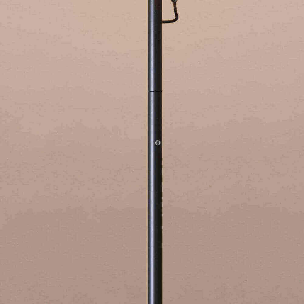 Schwarzer Kleiderständer vor neutralem Hintergrund, ideal für moderne Innenräume.