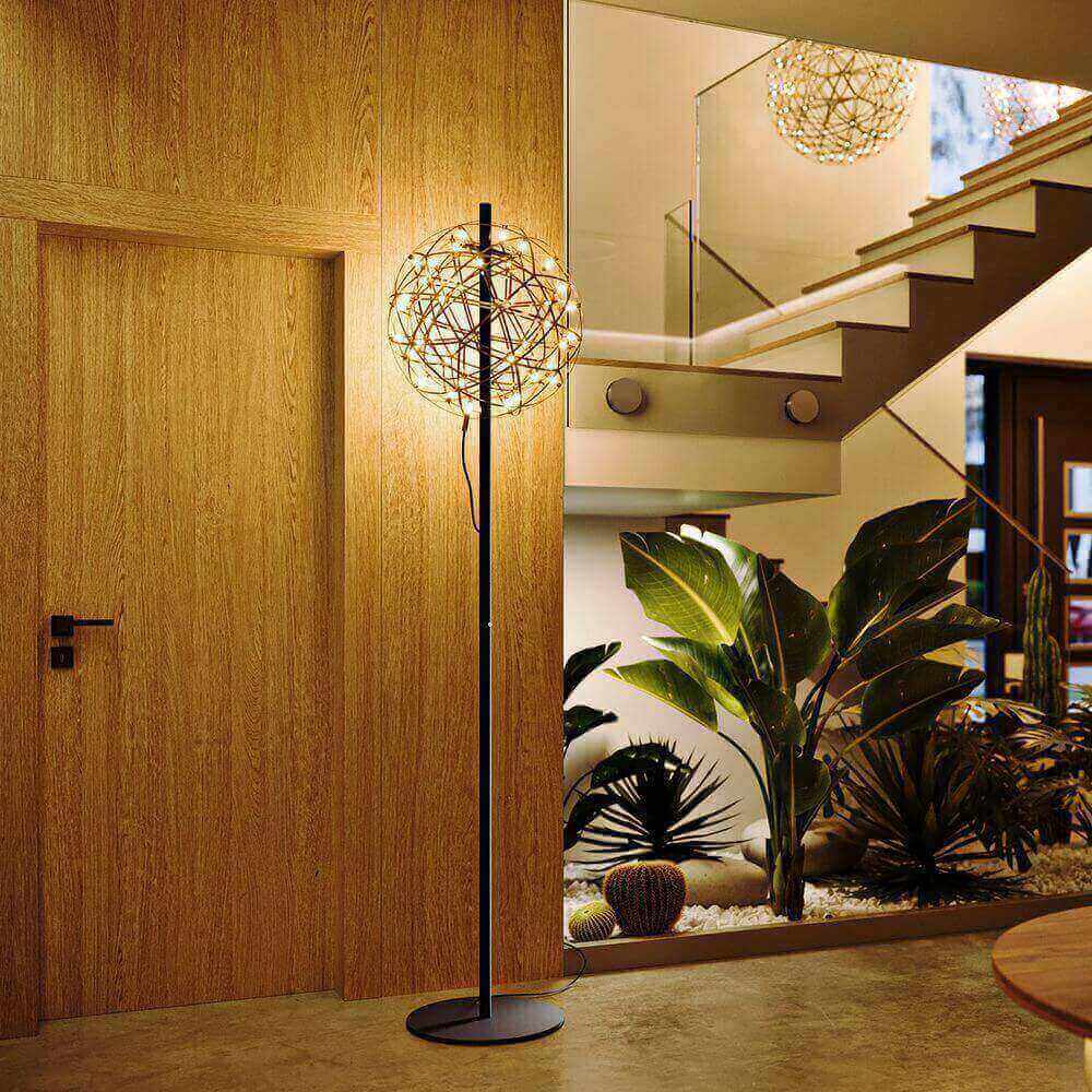 Moderne Stehlampe im Flur mit Holzverkleidung und Pflanzen, optimal für stimmungsvolles Licht.